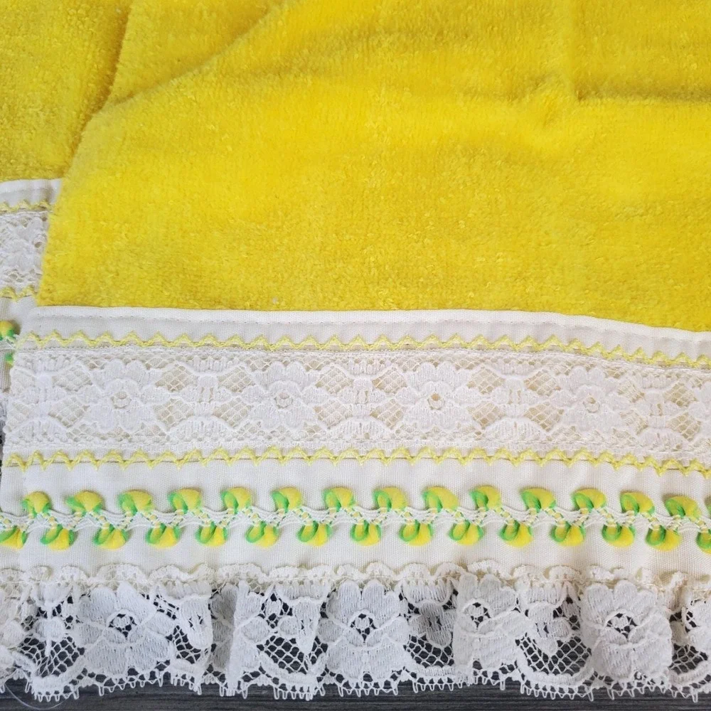 T.Mary's Vintage 2 -pc‎ YELLOW Washcloth Set Cotton With White Lace Trim